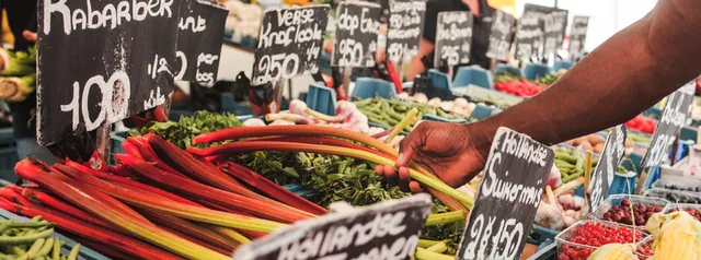 Verse producten op een markt, als vertrekpunt voor bewuste keuzes in de winkel en online.